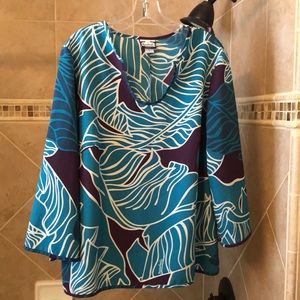 Manuheali’i blouse. Excellent/like new condition. Size large.